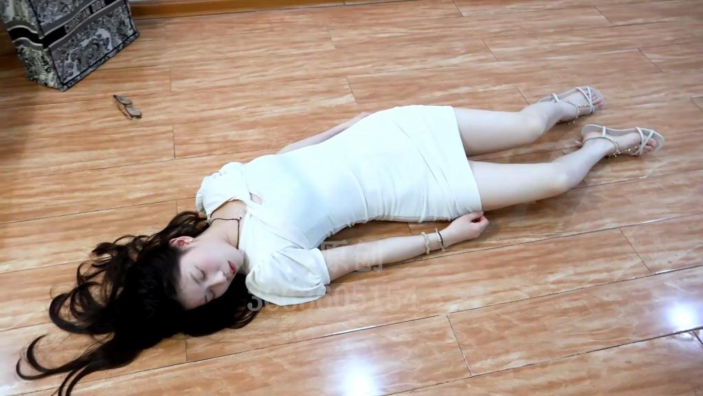 【子衿原创】20122 定拍 昏迷的依依 妍如  百度下载解压密码：zjsy,子衿工作室向全国绳艺爱好者提供：体验捆绑绳模服务、绳艺作品销售、作品定制、视频网调、原味等，另外本店招募绳模，。<br>订拍请联系QQ：3663605154 微信：happiiny