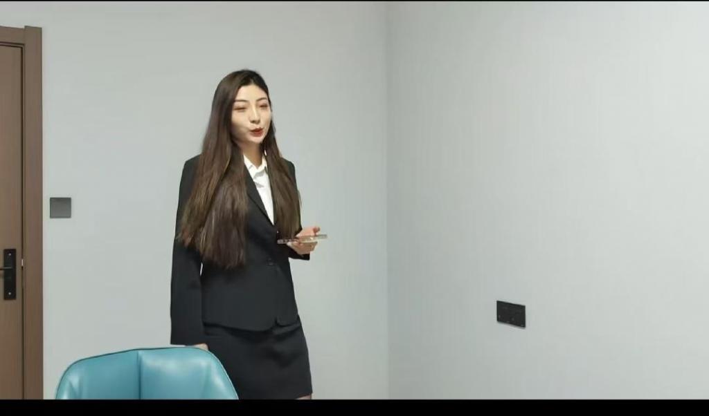 女老板的秘密 李大侠原创、佳佳真实身份是一家外贸公司董事长，私下喜欢绳艺，这天一身制服吊带黑丝在办公室闲来没事看绳艺视频，看到兴奋处，不由自主的拿起绳子自己把大腿绑了起来，闭上眼睛享受紧缚的乐趣，电话响了，接了电话解开大腿的绳子，出去时忘记关电脑，被公司手下看到电脑里面绳艺视频和绳艺图片，知道了老板的秘密，用这个秘密威胁老板陪他玩绳艺tj,本工作室提供私人定制视频、绳艺体验、牢房体验、定制体验、出售配方麻绳、原味、另外招募绳艺模特、视频统一解压密码h123456 定拍联系QQ1642384671 微信 shengyixiaoyuan