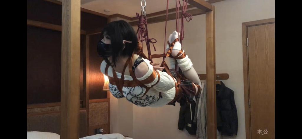 男娘驷马吊缚 丝袜堵嘴后勒嘴鞭打玩弄 本期视频又是丝带吊缚，并且绑上了驷马的姿势，紧缚感很强。一开始本来带着口罩，后面主人要用丝带勒嘴，太疼了，所以用上丝袜先把嘴堵着，再用丝带把嘴勒上。随后就是主人的不停抚摸和时不时的抽打，以及zdb的骚扰。最后坚持不住了，只能求主人解开，吊缚基本没有自己挣脱的机会，只能撅着屁股让主人打，自己数数，幸好主人下手不重，不然屁股又要被打红了。添加联系方式麻烦直接小弹窗说明来意，否则不会通过哦，qq：3833894031，谢谢支持～
