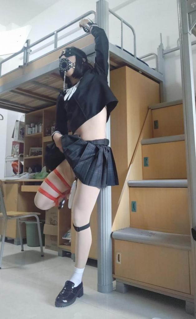 水手服伪娘单脚罚站强高 放寒假后本应空无一人的男生宿舍，不知为何隐隐传来嗡嗡声。进去一看，原来是一个穿着水手服的伪娘戴着眼罩和口塞，把一只脚绑成折腿，在下面放好训练器、震动棒和郊狼把手拷在床边正在享受强制高潮。<br>联系QQ:3697063906  X:@sdfx9876
