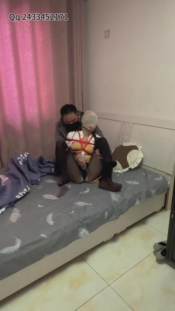 囚禁圈养调教女m 祝各位粉丝新年快乐，感谢粉丝一路支持，线下女M体验，现实女孩是一名网红，刚开始还是比较害羞的，联系工作室过来体验两天，当绳子捆绑以后所有都不由她，情节日式捆绑，原味丝袜塞嘴，口球堵嘴，头[X_X]头，震动强高，就算上厕所直接解决，中途湿了，女孩非常满意表示还要来，，，另工作室会努力出更多不同风格作品展现给粉丝，女S提供线[X_X]验活动，全国上课，工作室定期举行绳艺活动，欢迎同好体验QQ2433452171