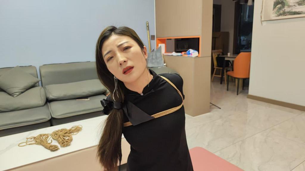 佳佳紧缚训练一 李大侠原创、佳佳入职以来一直忙着拍摄，今天特地给她来一次紧缚训练，先来一个极限欧式，特别紧，绑好坚持了三分钟，一直求着说受不了，看着是真不行了，才给她放开，稍作休息，来个她的长项，后手观音，这次坚持了二十多分钟，值得夸奖，一直等到她受不了，在挑战一下极限彩放开她，喜欢她的可以定拍，也可以约拍，本工作室提供私人定制视频、绳艺体验、牢房体验、定制体验、出售配方麻绳、原味、另外招募绳艺模特、视频统一解压密码h123456 定拍联系QQ1642384671 微信 shengyixiaoyuan