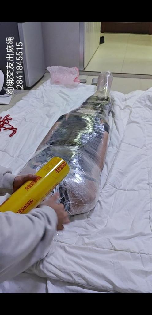 保鲜膜全包窒息 第一次玩保鲜膜全包手生的很。还是个竖屏，凑合凑合