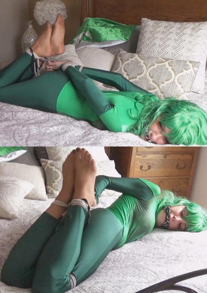 Emerald Avenger's Plight 超级火辣性感的 Ama Rio 扮演可怜的翡翠复仇者。她试图奋力拼搏，但最终却没有成功。她不仅失去了靴子，还被捆绑和堵住嘴！观看这位性感的超级女英雄呻吟和挣扎以求得自由。Super hot and sexy Ama Rio plays the poor Emerald Avenger. She tried to fight the good fight but it just did not work out for her. Not only did she manage to loose her boots, she also got herself hogtied and gagged!Watch the sexy super heroine moan and struggle to get herself free.