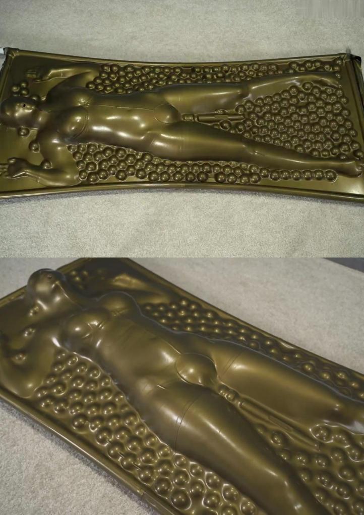 Gold vacuum bed with balls and vibro 索尼娅已经很久没有拥有过金色真空床了。躺在上面她觉得无聊，于是决定把球放进去，和它们以及她最好的朋友振动器一起爬进去。看看她变得多漂亮。美丽的线条和光线凸显了她的身材和球的浮雕。Sonya hadn't gotten her hands on a gold vacuum bed in a long time. She was bored just lying in it and decided to put the balls in there and climb in with them and her best friend vibro. Look how beautiful she got. Beautiful lines and light so emphasized the relief of her figure and balls.