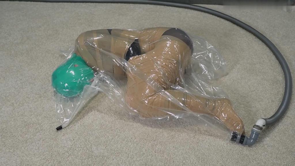 Mummification with bandages in a vacuum bag 男孩子们又玩得开心了。索尼娅已经有一段时间没有被绷带缠住了，所以为什么不呢？女孩喜欢当小妈妈。The guys are having fun again. It's been a while since Sonya's been wrapped in bandages, so why not? Girl likes to be a little mummy.