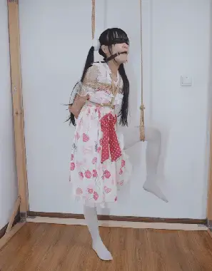 【LYB261】白丝双马尾萝莉单腿吊 好久没有穿可爱的小裙子拍视频了，这次特别选了一件可爱的裙子 双马尾 白丝，单腿吊 口球 震动小玩具调教。由于是新年，打折次数用完了，所以直接低价开卖<br>下载后再解压，解压密码leng解压后改后缀.mp4