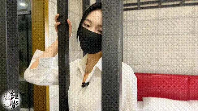 靓丽女王，网约男狗反被轮上 绳影社出品，出镜演员：姜姜。交流定制请联系:SYSdedicated(最新片集更新以及模特周边福利活动会在V圈更新）。幽铭花语老板定制。故事讲诉女王在家寂寞看片，突发奇想网约男狗线下见面，原本以为可以收奴的她，却没曾想男狗是假装的，真正目的是反上女王，最后女王被贴上标签蒙眼捆绑，等待她的会是什么下场？请进入影片一睹为快，本片已经过老板授权发布。