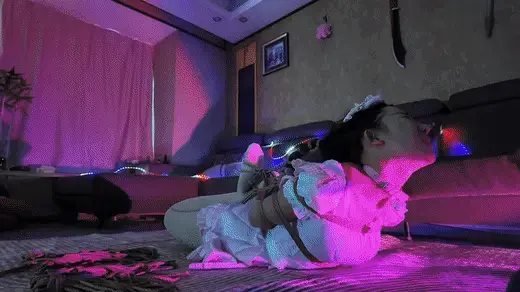 小女仆杨若琳极限驷马+聊天访谈 百变女神杨若琳，今天可爱女仆装，浪漫氛围，但是捆绑并不友好，紧紧驷马捆绑，身体反躬，耳光抽到叫爸爸，绑到痛快受不了，再跪下聊天访谈，聊天中，她再次体验打耳光，体验蛇鞭抽打，聊聊她对sm的热爱。视频解压密码：666888 。<br>一绳所爱绳艺体验店面向全国爱好者开放，本店提供绳艺捆绑模特服务、体验女绳师捆绑服务、变装绳艺体验、绳艺婚纱照摄影、体验长时间囚禁服务、绳艺教学培训、绳艺交流会、绳艺逃脱挑战赛、场地出租、专业麻绳销售，原创绳艺扑克销售、原创视频套图销售、作品私人定制、模特原味丝袜出售等，另外本店招募同好合作伙伴。