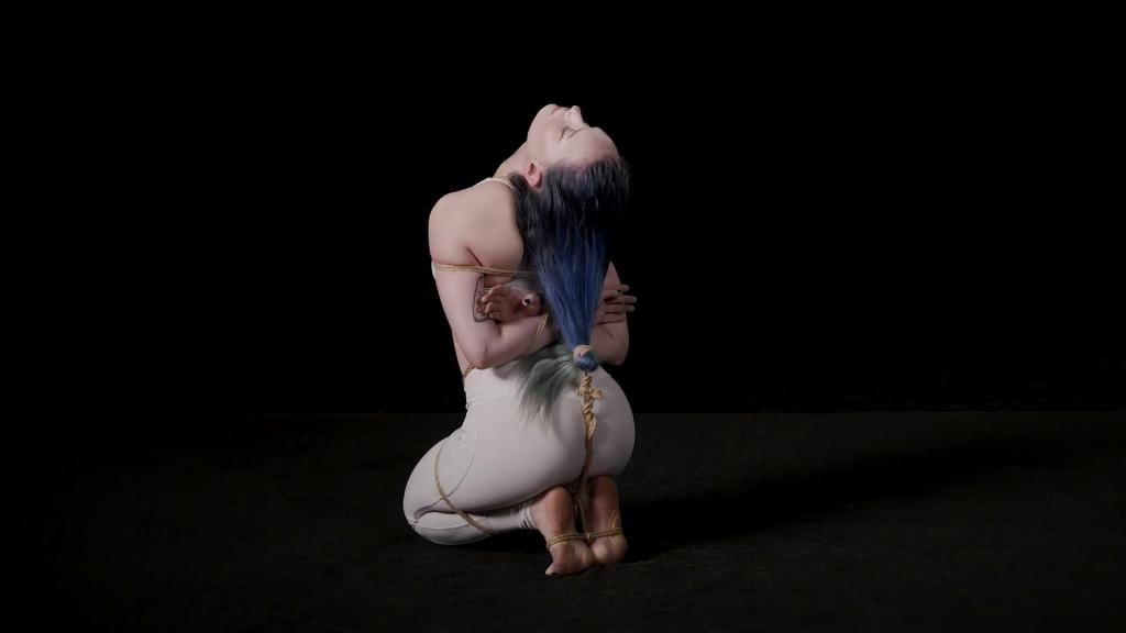 Kneeling Predicament shibari study 教学视频<br>In this class, Gestalta teaches a simple floor-based predicament with their model Olivia.<br><br>A strategically placed hair tie is used to force the model to shift their weight onto their tied-up toes for maximum effect. You can feel free to replace the hair-tie with a rope gag for this predicament.<br><br>If you are looking for a fun and challenging tie without using too much rope or technique and no suspension point, this class is for you!<br><br>This predicament is suitable for beginners as well as more experienced practitioners.