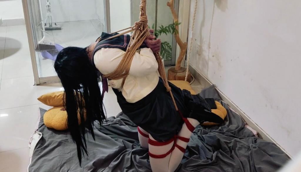 约绑 JK 水手服 分腿吊缚 上海/合肥 依旧是水手服小南梁，算是上一个视频滴续集吧，这次是分腿吊，老样子前半部分放置后半部分墙高。<br>欢迎上海/合肥附近滴宝子们找我约绳，可以直接联系我❤️