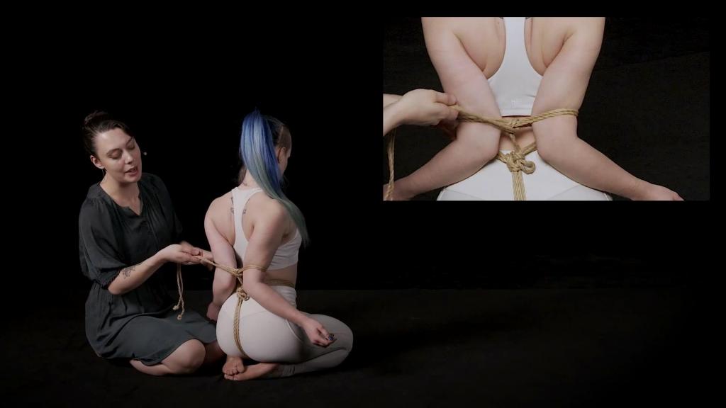 Tengu Hog Tie shibari study 教学视频<br>In this class, Gestalta teaches a floor-based predicament with their model Olivia.<br><br>This hogtie with a twist starts off with a crotch rope incorporated directly into a tight Tengu chest tie. The ankles and hair are then tied into the back to create a severe hog tie position. Expect some panting, struggling and moaning!<br><br>Please note that this class is not suited for beginners, even if it is floor-based. The Tengu shown in this class is quite minimalistic and threatening to the nerves and strict hog tie positions can be a real challenge for bottoms due to the breathing restrictions and intense back bending. There is another class available on the site for a less severe version of the hog tie, which is suitable for beginners.<br><br>Feel free to use a different chest harness and adjust any part of the tie to fit your own preferences and skills. You can replace the with a rope gag if needed.