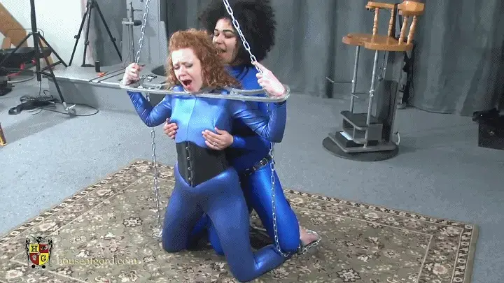 Metal Bondage Suck Training 【家具片houseofgord】TAG：机翻中文字幕、紧身连体衣、束腰、一字铐、快乐棒、假阳聚、百合。斯特林认为常春藤需要一些吮吸训练，所以她把她放在戈德讨厌的袖口中，将她的链条锁在适当的位置，然后拉出她的Strapon！Sterling decides that Ivy needs a little suck training, so she puts her in Gord's Nasty Cuffs, chains her in place and pulls out her strapon!