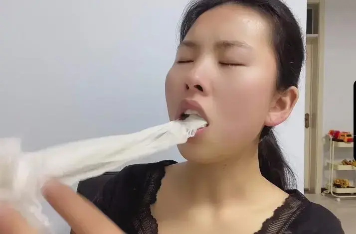 各种封嘴 原创王宁服饰 模特井百慧 两条白丝慢慢塞入小嘴 然后再用超粘的肌肉贴交待封嘴，<br>第二；选用个大的樱桃往嘴里放挑战极限 最后放了几颗大家可以查一查 最后也是肌肉贴封嘴 <br>然后是再没有吐完樱桃的情况下 塞入橙子  定拍qq3682324353