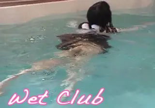 Wet Club cocoa soft作品<br>分享一个老视频，一直惦记很久才找到的<br>这个系列只有这一个作品，小姐姐在泳池玩水<br>着衣湿身游泳 水下换装 塑料袋跳水 憋气 泳池睡袋，没有太多Z息内容<br>但是真的玩嗨了，看得出来小姐姐也是发自内心的喜欢，不是那种为了出片而拍的cowc-001