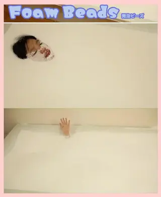 Foam Beads cocoa soft 作品<br>恋物者狂喜，这不就是综艺里面流沙密室嘛，想不到cocoasoft这么早就玩过了<br>还是那个熟悉的小姐姐<br>在泡沫珠池子里没顶翻滚，尝试呼吸但是搞了一嘴泡沫<br>后面没有出镜但是似乎能听到嗡嗡声? 而小姐姐眼神却一点点迷离一点点下沉淹没<br><br>泡沫珠玩[X_X]非常危险，不像水可以咽下去，各位大佬不要打这个主意，尤其这还是非常细的一种珠子，谁去医院谁尴尬<br>因为这姐们没穿，所以有删减，当然为了内容连贯更多还是裁切<br>cofb-001