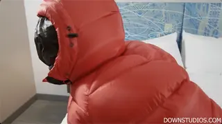 DSV076 来自DownStudios（原Downgirlz）<br>小姐姐第一尝试两件羽绒服，一件正穿，一件反穿，然后用帽子扣住阻碍呼吸，小姐姐挣扎得很刺激。