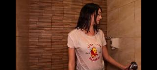 欧美小姐姐白衣湿身 来自欧美的小姐姐享受完穿衣服游泳后脱下紫色外套露出白T并开始淋浴，全程动作美观，极度诱惑