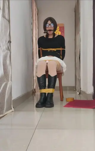 椅子胶带捆绑 一开始只是打算伪街出门，回家之后，想玩一下棒子，坐下来之后又想绑一下。就随手绑了一下，顺便再拍下来了