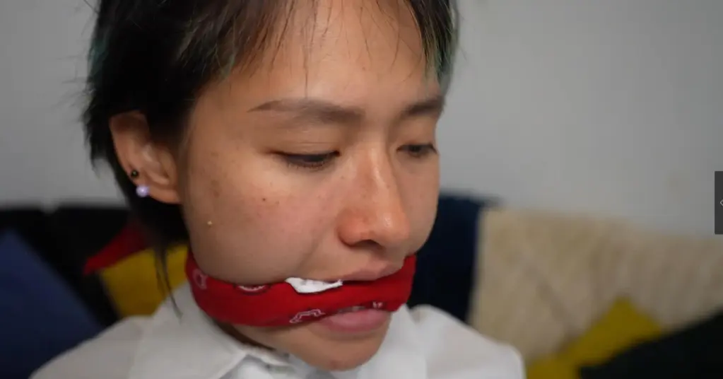 Young Chinese secretary jade's first and last time on the job, Chair tied and multi gagged Jade是一名中国女孩，刚从大学毕业，开始做兼职秘书，直到找到更好的工作，实现自己的梦想。但不幸的是，在Jade的新工作场所，有人看上了她，而且这个人有很大的捆绑癖。在回家的路上，Jade被她的同事抓住，带回了他的家，她被双手反绑，放在椅子上。然后，这名男子将手帕塞进Jade的嘴里，用红布条堵住她的嘴，再用绳子将她的脚踝绑在椅子腿上，然后将她的手腕从后面固定在椅子上。Jade在这种窘境中被困了一段时间，偶尔会被塞住嘴巴。歹徒拿掉了她的口塞，换上了经典的手帕堵嘴，再次让她挣扎了一会儿，但稍后又回来了，再次换掉了口塞，这次换上了鼻子上的手帕口塞，上面还包括一个手帕勒嘴。然后任由 Jade 继续挣扎。Jade身着上衣、皮质迷你裙、高跟鞋、丝袜和皮质驾驶手套。<br>Jade is a Chinese girl that has just finished collage and started secretary work part time until she can find better work and follow her dreams but unfortunately for jade someone has taken a liking to her in her new work place and this person has a big fetish for bondage. On her way home young jade has been nabbed by her co worker and brought back to his house where she has been bound with her hands behind her back and placed on a chair. The man then proceeds to stuff a handkerchief into jades mouth and gags her with a red bandana cleave gag before tying her ankles to the chair leg with rope then mov8ng to her wrists and securing them to the chair from behind. Jade is left in this predicament for some time with the occasionl gag spap. The mean removes her gag and replaces it with an over the mouth classic handkerchief gag and again she is left to struggle for a while but returns later and swaps the gag out again and this time with an over the nose hanky bandit gag which also includes a bandana cleave gag over the top. Jade is then left to struggle more. Jade is wearing a blouse, leather mini skirt, high heels, stockings and leather driving gloves