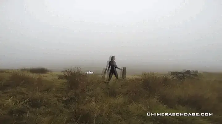 Tracey Lain Hand Cuffed On The Moors In A Spandex Catsuit With Cars Passing - Discovered, Gagged And Tracey Lain Hand Cuffed On The Moors In A Spandex Catsuit With Cars Passing - Discovered, Gagged And Exposed【奇美拉自缚片】TAG：连体乳胶衣、手铐、户外。特蕾西将双腿绑在两个旧石柱之间，然后将手铐戴在柱子之间。现在，特蕾西所要做的就是留在给定的时间长度，希望在旧道路上没有交通并发现她。但是，一个陌生人走到她身边。Tracey Lain’s third outside dare is on the moors again this time dressed in a tight black spandex catsuit. After finding the place not too far from a small road that was described in her dare, Tracey ties her legs between two old stone posts then also handcuffs her wrists between the posts. Now all Tracey has to do is stay in position for a given length of time hoping no traffic come down the old road and discovers her. But it’s not the cars Tracey has to worry about discovering her, when a stranger walks up to her. Tracey isn’t scared but excited at this new twist to her dare and quickly asks to have her ball gag fastened in her mouth. What Tracey didn’t expect was the zip of her catsuit to be pulled down and her tits exposed before leaving her to continue her dare alone, except for the few vehicles passing on the road.