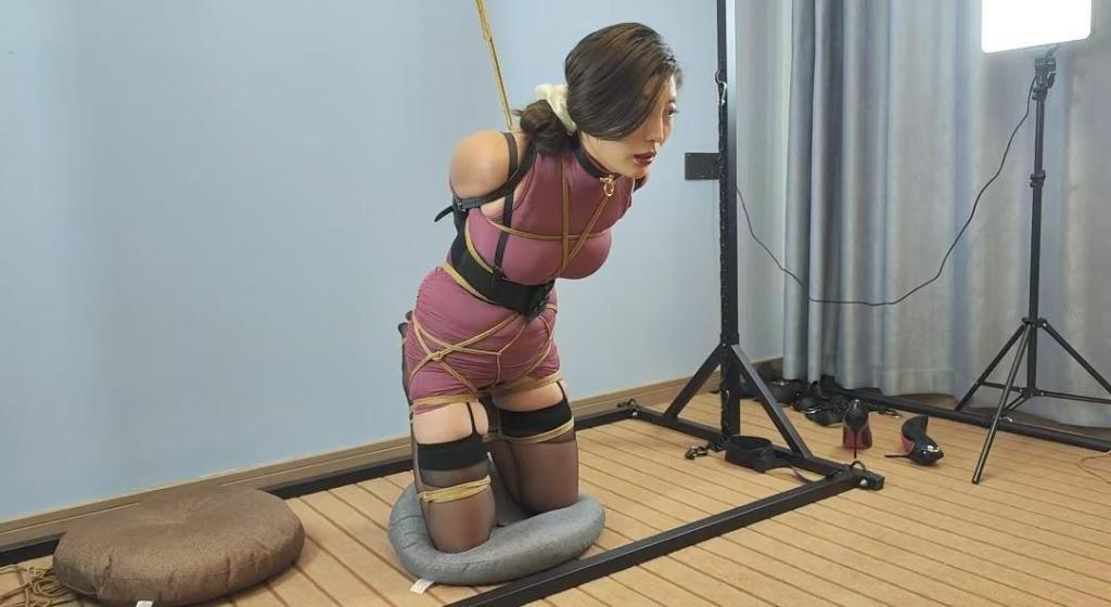 佳佳极限驷马 李大侠原创、佳佳挑战极限驷马，刚开始计划挑战站立驷马，胳膊抽筋，挑战失败，加上股绳，挑战后高手驷马，在带上口球，最后捆的胳膊的抬不起来了....本工作室提供私人定制视频、绳艺体验、牢房体验、私人定制体验、出售配方麻绳、原味、另外招募绳艺模特、视频统一解压密码h123456 定拍联系QQ1642384671 微信 shengyixiaoyuan