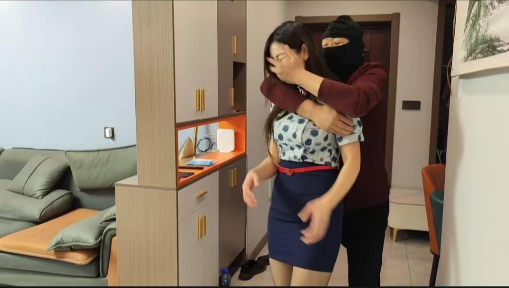 空姐茜茜斗歹徒 李大侠原创、空姐茜茜下班回家，被歹徒尾随捂晕，捆绑猥亵，歹徒累了睡着，茜茜醒来砸晕歹徒，对歹徒进行疯狂报复，打的歹徒吱哇乱叫.....本工作室提供私人定制视频、绳艺体验、牢房体验、私人定制体验、出售配方麻绳、原味、另外招募绳艺模特、视频统一解压密码h123456 定拍联系QQ1642384671 微信 shengyixiaoyuan