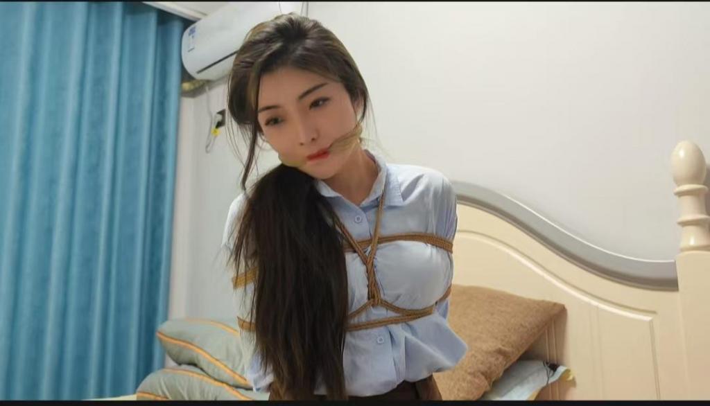 定拍绑架佳佳上集 李大侠原创、感谢同好授权发布，佳佳本职是一名空姐，在外面被一名歹徒尾随，捂晕捆绑之后在家翻箱倒柜找财务，结果财务没有找到，找到佳佳的空姐制服，得不到钱，，就想得到人，威胁让佳佳换上空姐制服，换好捆绑成驷马在床上挣扎，口球堵嘴，口水把床单打湿了一大片....下集把佳佳买到一个富豪家里做女奴。本工作室提供私人定制视频、绳艺体验、牢房体验、私人定制体验、出售配方麻绳、原味、另外招募绳艺模特、视频统一解压密码h123456 定拍联系QQ1642384671 微信 shengyixiaoyuan