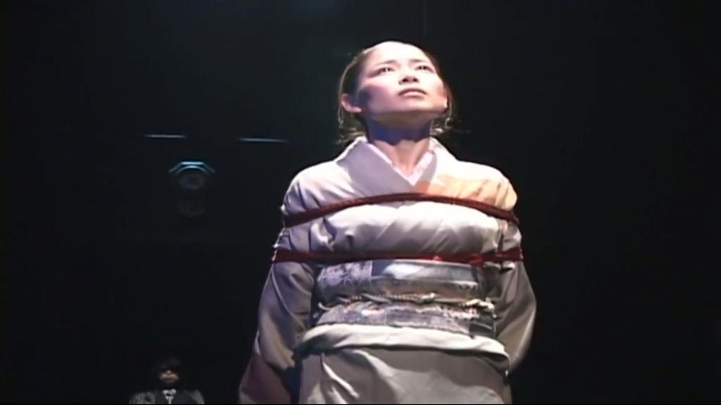 月蝕歌劇団 花と蛇 岛国的月蚀歌剧团舞台剧花与蛇，小日子就喜欢把绳弄的很艺术，叫绳艺就不奇怪了，因为很多人求所以托朋友从岛国代购了一下，这个剧也有年头了，即使是dvd也是老片清晰度。<br>原片需要和谐的内容不少，只能剪剪发上来了，观众姥爷们看个乐子吧，日语原版。<br>内容看过花与蛇系列电影的应该都知道一些，起因就是静子夫人的继女被绑架，静子去送赎金买一送一。静子的丈夫委托美女侦探京子卧底到反派营救，京子鲁莽行动导致营救失败自己也搭进去了。<br><span style='color:#b0b0b0;'>[隐藏文字，购买后可见]</span>
