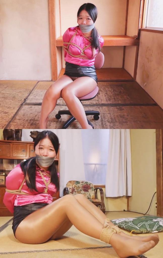 MADE IN JAPAN 14! Detective Kanon Sugawara humiliated with a cruelly tight wraparound tape gagged wa MADE IN JAPAN 14! Detective Kanon Sugawara humiliated with a cruelly tight wraparound tape gagged walks helpless in an abandoned house!东京警察局的侦探菅原花音正在调查一个危险的国际团伙在日本活动的案件，团伙成员假扮游客。线索将花音引向东京郊区的一所废弃房屋。到达那里后，她注意到这座老房子并没有完全被废弃，但在她呼叫支援之前，她被一个西方人抓住，他轻易制服了她，并用黄麻绳把她紧紧绑住。僵硬的绳子太紧了，她一动也不能动！花音用日语向绑架者大喊，但那名男子不会说日语，不过用英语解释说，他是被邪恶组织派到东京活动的，一直把那里当作藏身之处。坏人把一块布塞进花音的嘴里，然后用残忍的胶带紧紧地堵住了她的嘴！花音很惊讶，她从来没有被胶带堵住过嘴，尤其是这么紧，而且她也被绑得特别紧。这个坏人嘲笑她，然后把她绑起来，堵住她的嘴，让她无助，对于像 Kanon 这样骄傲的女人来说，这真是极其羞辱！！经过一番挣扎，Kanon 终于解开了脚踝的绳子，但是她的手腕被绑得更紧，无论她怎么努力，都无法解开绳结，所以她决定在房子周围走走，找些东西来剪断绳子。一路上，她找到了一面镜子，她看着自己的倒影，看到自己被羞辱了，嘴巴被紧紧堵住，完全被绑住了，她感到羞愧，但她没有时间这样做，所以她继续四处张望。她走上楼梯来到二楼，发现一个空房间，那里有另一面镜子和一把椅子，她坐在那里盯着自己的倒影看了一会儿，她讨厌看到自己被堵住嘴巴并被绑住的样子，她分析着绳子，想办法解开它们。过了一会儿，她意识到自己需要在坏人回来之前继续前进，于是她走过走廊，走向另一个房间，在那里她挣扎着，直到最后放弃，躺在地板上，被打败、被羞辱，等待被救！包括幕后花絮Tokyo Police Department's detective Kanon Sugawara is investigating the case of a dangerous international gang that has been operating in Japan, with members of the gang posing as tourists. The clues lead Kanon to an abandoned house in the outskirts of Tokyo. Once she gets to the place, she notices the old house is not entirely abandoned, but before she can call for backup, she gets grabbed by a Westerner man who overpowers her easily and ties her up tightly with jute ropes. The stiff ropes are too tight, she can't move an inch! Kanon yells to her captor in Japanese but the man can't speak Japanese, however explains in English that he has been sent by the evil organization to operate in Tokyo and has been using that place as a hideout. The bad guy stuffs a piece of cloth in Kanon's mouth and then tightly gags her with a cruel wraparound tape gag!! Kanon is surprised, she has never been wraparound tape gagged, specially that tight, also she has been tied particularly tight. The bad guy mocks her and leaves her bound, gagged and helpless, for a proud woman like Kanon that's extremely humiliating!! After struggling a lot, Kanon manages it to untie her ankles, however her wrists are tied way tighter and no matter how hard she tries she won't be able to undo the knots, so she decides to walk around the house and look for something to cut the ropes. During the way she finds a mirror and she looks at her reflection, she looks herself humiliated, tightly gagged and completely bound, main her feel ashamed, but she doesn't have time for that, so she keeps looking around. She walks the stairs to the second floor and finds an empty room, there is another mirror and a chair, where she sits for a moment to stare at her reflection, she hates watching herself gagged and bound, she analyzes the ropes looking for a way to untie them. After a while she realizes she needs to keep on moving before the bad guy returns, so she walks a hall towards another room, there she struggles until she finally gives up and lays on the floor, defeated, humiliated and waiting to be rescued! Includes behind the scenes 