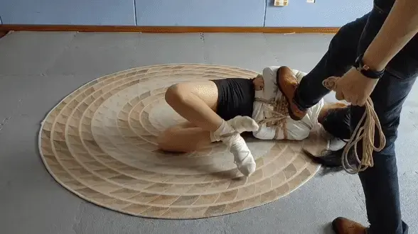 奈奈极限驷马+悬吊挠痒 奈奈体验极限驷马，年轻人就是腰好，极限驷马轻松反躬，头发也绑起来极限拉扯，驷马绳虐。再悬空吊起来，挠痒，筋膜枪全身按摩，悬吊黑暗放置。视频解压密码：666888。<br>一绳所爱绳艺体验店面向全国爱好者开放，本店提供绳艺捆绑模特服务、体验女绳师捆绑服务、变装绳艺体验、绳艺婚纱照摄影、体验长时间囚禁服务、绳艺教学培训、绳艺交流会、绳艺逃脱挑战赛、场地出租、专业麻绳销售，原创绳艺扑克销售、原创视频套图销售、作品私人定制、模特原味丝袜出售等，另外本店招募同好合作伙伴。