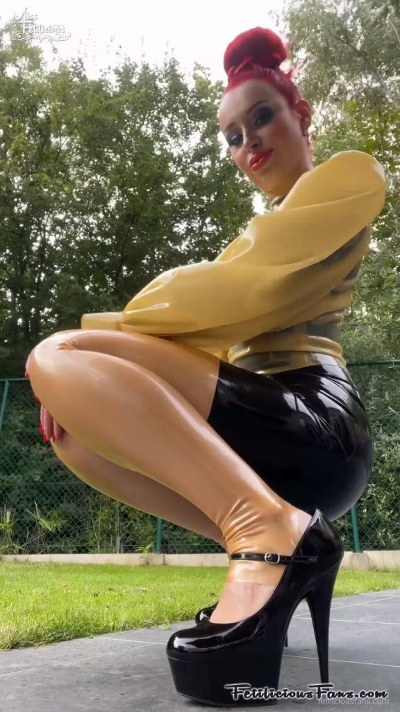 Latex dreams Miss Fetilicious<br>室外展示 红色真空全身 黑色胶衣全包剧情！！！<br>国外小姐姐的短片             