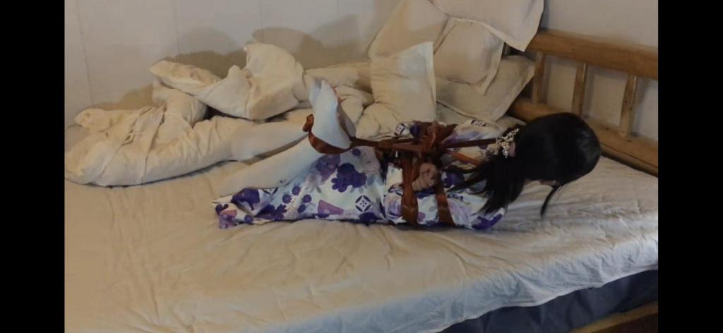 丝带男娘和服白丝猫爪袜后高手极限驷马手动玩弄 可怜的男娘被主人绑上了后高手，这次的后高手特别紧，因为是用丝带绑的，不绑紧很容易挣脱，随后被主人绑上了极限驷马（其实还没到极限），但也只能弓着身体了。根本没有一点挣脱的可能，然后就是被主人用手不停的玩弄下面和ru头。因为太难受了，手又被死死压住，多次想翻身，都被主人按住，没有一点力气了，好在挣脱开脚上的丝带了，本以为会帮我松一点绳子了，结果又重新绑上继续玩弄。最后已经gc之后，主人还要故意继续弄一下，差点受不了，最后手都麻了，才被解开。