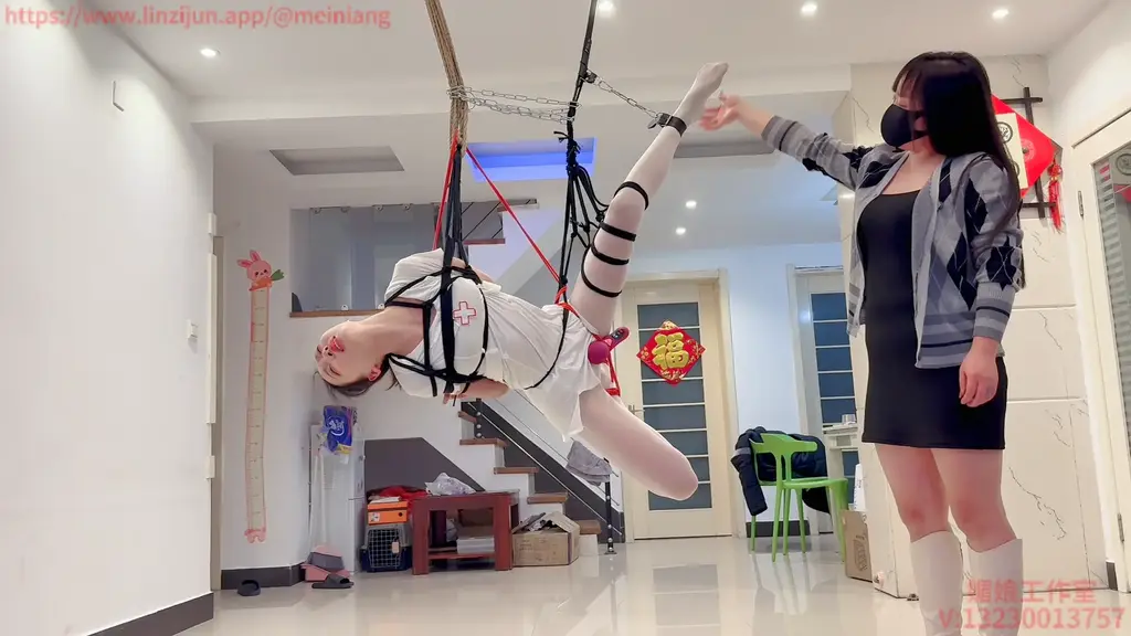 媚娘工作室-迷晕吊起 媚娘工作室<br>V:13230013757<br>线xia体验 私人定拍 原味出售 线下陪玩 全国上课<br>一杯加了迷药的水让瑾年在半梦半醒间成为了媚娘玩弄的道具，反正她一时半会不会醒来，媚娘慢条斯理的捋开绳子，一个个绳结错落着，绳子渐渐爬满了瑾年的身体，直到上半身被吊起，瑾年才似乎有了一丝对现实的知觉，但她头昏脑胀，仍觉得是梦，偶尔因疼痛发出的声音也像是梦呓。媚娘动作不快，但也没停，把瑾年整个人吊起来后又将一只脚背连在她的臀部，最后用皮镣铐将另一只脚和绳索固定在一起。大功告成。震d棒放置，瑾年还沉醉在朦胧里。