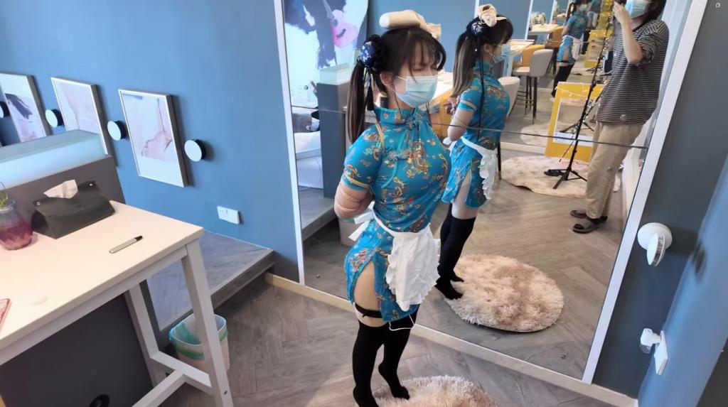 【海砂原创】-五花电击踮脚惩罚兼职的双马尾萝莉服务生后再驷马烛台放置 五花电击踮脚惩罚兼职的双马尾萝莉服务生后再驷马烛台放置<br>模特：海砂<br>定拍服务可留言和加v号Mihaisha2005<br>“客官好面生，是第一次来吗？”服务员热情的擦桌子，双马尾包子头，旗袍短裙陪长筒袜，曼妙的身段被勾勒出来，一看这稚嫩的脸庞、清澈的眼神就知道肯定是寒暑假兼职的大学生。<br>点好菜品后，服务员端来餐盘，为客人倒水，却不料打翻了茶杯，溅到客人的身上<br>双马尾少女连忙拿着餐巾擦拭，跪倒在地上：“客官，对不起，茶太烫了，我……我不是故意的，请不要给我差评，让我做什么都可以，求求您了！”说罢连连磕头，地面被扣的碰碰响<br>客人饶有兴致地抬着她的脸，用脚踹了两下，见她还埋头跪着，心生歹意。<br><br>客人将少女五花捆绑，手腕直直地拽紧，疼的她直吸冷气，她费力地挣扎着，却被按上电击器<br>“喜欢手抖？给你整个禁锢模式好了。”说罢，他命令服务员踮脚，头顶舞鞋，此时必须双脚保持同一高度，乱动就要忍受电击的惩罚。<br>少女一边忍受着反背的苦楚，一边被电击得连连娇喘吁吁。“不行了，啊……好疼啊！！！”<br>反反复复的电击折磨让她快要失去作为服务员身份的耐心，大吼大叫企图缓解她的疼痛，但谁会在乎一个不好好做事的玩具死活呢<br>最后客人将被电击脱力的她驷马捆绑到桌面上，一边看着特殊影片一边将固定在脚底的蜡烛点燃。<br>被设计好的捆绑装置一点一点的滴在少女的臀部<br>美丽的景，俏丽的人，曼妙的回音，安静的氛围<br>向大家强烈推荐这家饭店。