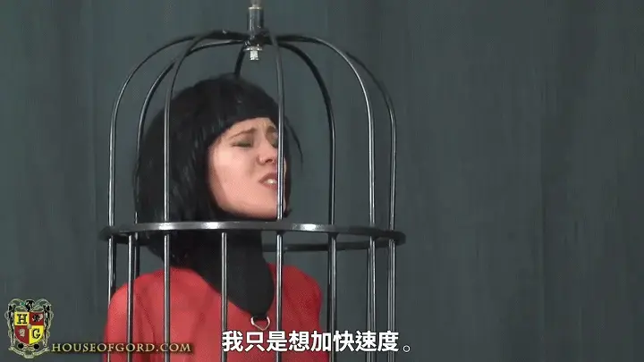 Suspended Bird Cage Fuck Machine 【中文家具houseofgord】TAG：站立铁笼、炮寄、快乐棒、连体丝袜。杰西将奎因刺入著名的鸟笼中，并在她的双腿之间增加了一台大型炮寄。被悬挂，用双手绑在背后的笼子里，她无助，在杰西的全部控制下。杰西被笼罩，被暂停，搞砸和折磨的结合对奎因来说太多了Jessie Sparkles bolts Quinn into Gord's famous Bird Cage and adds a large fucking machine between her legs. Being suspended, caged with her hands bound behind her back, she is helpless and under Jessie's full control. The combination of being caged, being bound, being suspended, being fucked, vibrated and tormented by Jessie is just too much for Quinn as she is pushed over the edge..