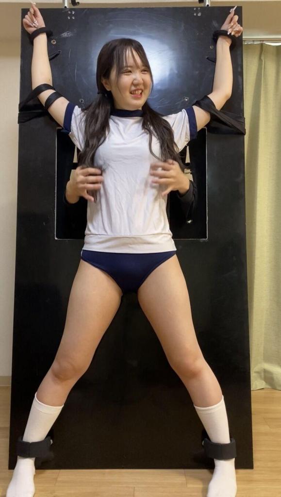 【結愛】コンカフェ嬢をくすぐり磔壁でくすぐりまくる！〜美女の悶絶〜 现役concafe小姐<br>【结爱】酱<br><br>这次是在搔痒专用磬壁上<br><br>身穿体操服灯笼裤的现役Concafe小姐！<br><br>痒痒的样子<br>扭动身体！<br><br>请一定要好好享受。<br>現役コンカフェ嬢<br>【結愛】ちゃん<br><br>今回はくすぐり専用磔壁で<br>くすぐり倒しました！<br><br>体操服ブルマ姿の現役コンカフェ嬢！<br><br>たまらないです！<br><br>こちょ王子が徹底的に責めます！<br><br>ドSのこちょ王子の<br>くすぐりはたまらないです。<br><br>嫌がる結愛ちゃん！<br><br>くすぐったそうに<br>身体をよじります！<br><br>ぜひご堪能ください。