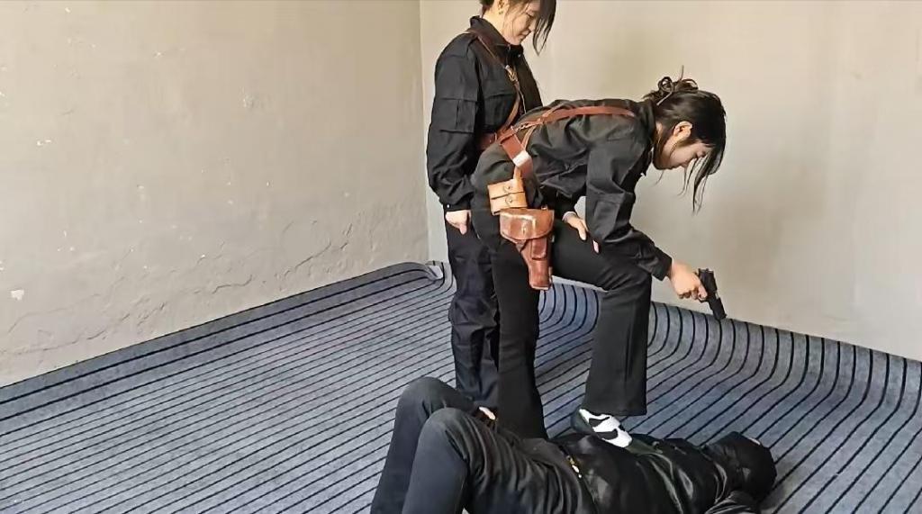 抓捕 李大侠原创、两名女侦查员在树林里面侦查，发现一名鬼鬼祟祟人员，上前查问，鬼鬼祟祟人员想逃跑被两名侦查员制止，三人展开搏斗，经过一番搏斗，两名女侦查员成功将其拿下，进过审问，竟然是一名无恶不作的逃犯，只能押出去执行，统一解压密码h123456本工作室可以私人定制视频，体验绳艺，另有原味出售，联系QQ1642384671微信shengyixiaoyuan