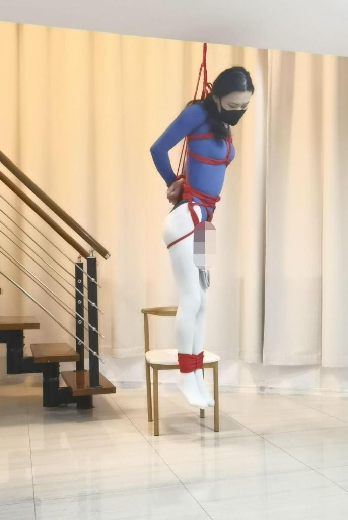 体操服后手吊自缚 穿体操服绑一个后手吊缚，手腕用绳圈吊在后面，固定好玩具，绑上脚腕，手腕的绑法比较简单好用绳圈然后中间收紧就好啦，不过交叉着中间收紧也很容易翻车，还是得注意安全，剪刀还是需要备一下~这个绑起来比较拘束感也挺不错的 <span style='color:#b0b0b0;'>[隐藏文字，购买后可见]</span>