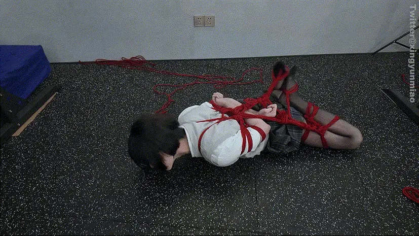 折腿缚双腿岔开吊缚黑丝JK妹，戴着开口环被两个棒棒同时震动强制高C，口塞拉丝往下滴，今天耐受非常强把两个棒棒都耗没电了！【ZHUA140】 内容详细——<br>•黑丝JK制服爪被两位S轮番上阵玩弄！有吊缚升空过程，以及少量解缚下地过程。<br>•被后手缚加折腿缚驷马半吊的爪爪在地上挣扎还被主人手持棒棒震动催情，还没等爪爪享受够，就被戴上开口环，双膝跪地半吊。固定上棒棒，随后双腿被吊起悬浮在半空，双腿岔开露出薄弱点.......<br>•另外一位S手持两个棒棒顶住爪爪弱点输出，爪爪在半空中夹击双腿享受着被强高的刺激，口水从口环中溢出，拉丝落下，爪爪被两个棒棒最大功率输出了十几分钟才被榨出！<br><br>温馨提示：爪爪发射时间在30:00后<br>注意：本片爪爪是伪娘<br>解压密码：ZHUAZHUA<br><br>Twitter：@xingyunmiao<br>Telegram:@zzZHUA<br>视频号:ZHUA140