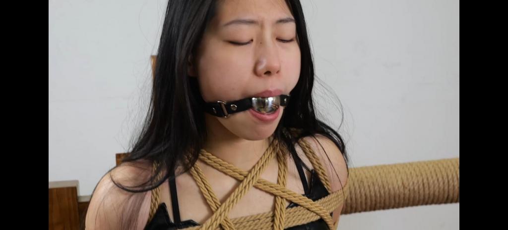 焱火工作室定拍 清岚（云兮）捆绑多种口球流口水和胶带封嘴 来自焱火工作室的定拍，青春靓丽的清岚穿着性感的皮衣皮裙，修长的大腿一览无余，被银色金属口球和黑色马具口球轮流堵嘴大量口水流出，还有口罩和胶带封住嘴巴积累口水，挣扎和呻吟非常诱人，绝对物超所值，清岚现已退圈，绝版资源还望大家多多支持