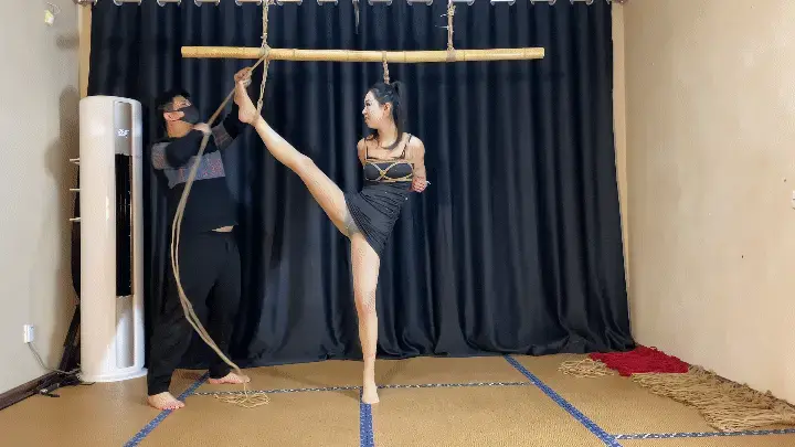 【山鬼工作室】甜美可爱的舞蹈生孙若微第一次体验各种空中吊缚，倒吊摆造型，身材婀娜多姿，感觉腿长一米七。 【山鬼工作室】长相甜美可爱的舞蹈生孙若微第一次体验各种空中吊缚，摆造型，身材婀娜多姿，感觉腿长一米七。解压密码sg456 面向全国爱好者开放，本店提供绳艺捆绑模特服务，体验女绳师捆绑服务，体验长时间囚禁服务，绳艺教学培训，绳艺交流会，场地出租，专业麻绳销售，原创视频套图销售，作品私人订制，模特原味丝袜出售等，另外本店招募同好合作伙伴。微信:15670557280(司瑶）shangui7988(山鬼）QQ:1077384455（司瑶）