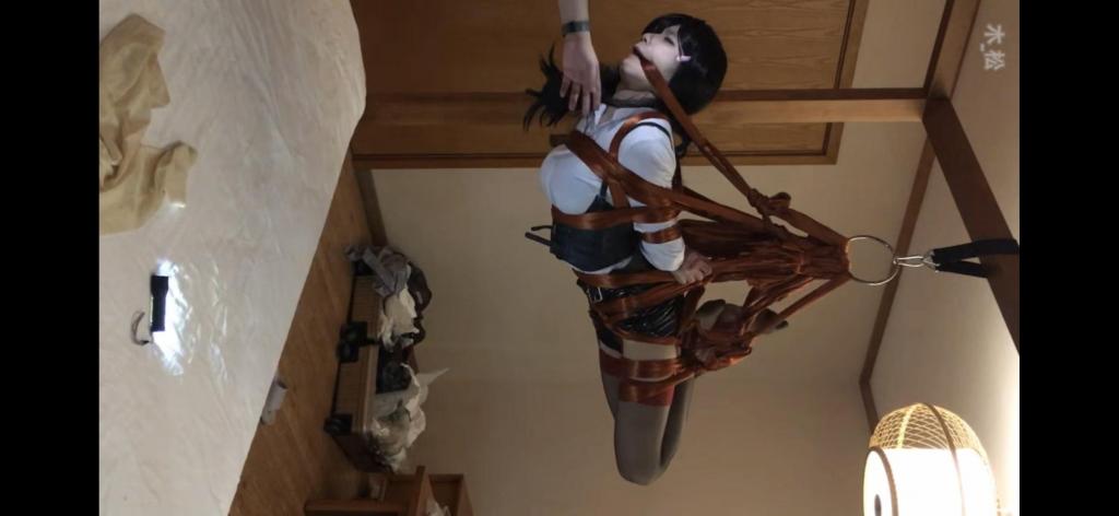 男娘职业装丝带折腿吊缚 这期视频是以前的库存，由于吊起来太痛苦了，所以没什么tj内容，但有不少挣扎。手一直很难受，只能不间断的抬头抬腿缓解，后面又头和腿又被加高，表情逐渐管理不住了，后面视频结束的有点仓促了，介意的请勿购买哦