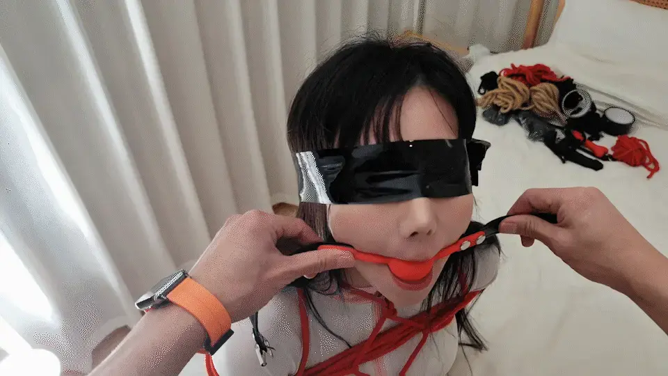 白色丝袜的可爱少女，很听话，乖乖的带好口球，任你摆布，呻吟着期待你摸遍全身，挠脚心，捂嘴，下面很快就湿了。 全稱第一視角拍攝，配合小姐姐呻吟的聲音，讓人蠢蠢欲動。時間雖短，但全程互動，沒有任何空閒時間。<br>2K超清视频<br><br>不要在線解壓，請下載到電腦後解壓<br>解压密码：redxgo<br>改后缀为MP4