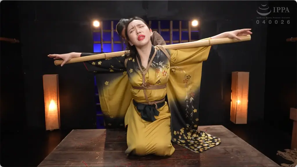 緊縛ラプソディー 塩見彩 番号:<span style='color:#b0b0b0;'>[隐藏文字，购买后可见]</span><br>发行日期:2025-02-18<br>导演:TOHJIRO  <br>制作商:Dogma  <br>发行商:ゴールドTOHJIROレーベル  <br>类别:SM 拘束 单体作品 绳缚 M女	<br>演员:塩見彩<br>剧情：束缚狂想曲，身着漂亮的金色和黑色和服端坐在平台上，用竹子绑住了她的双臂，她的和服被打开...