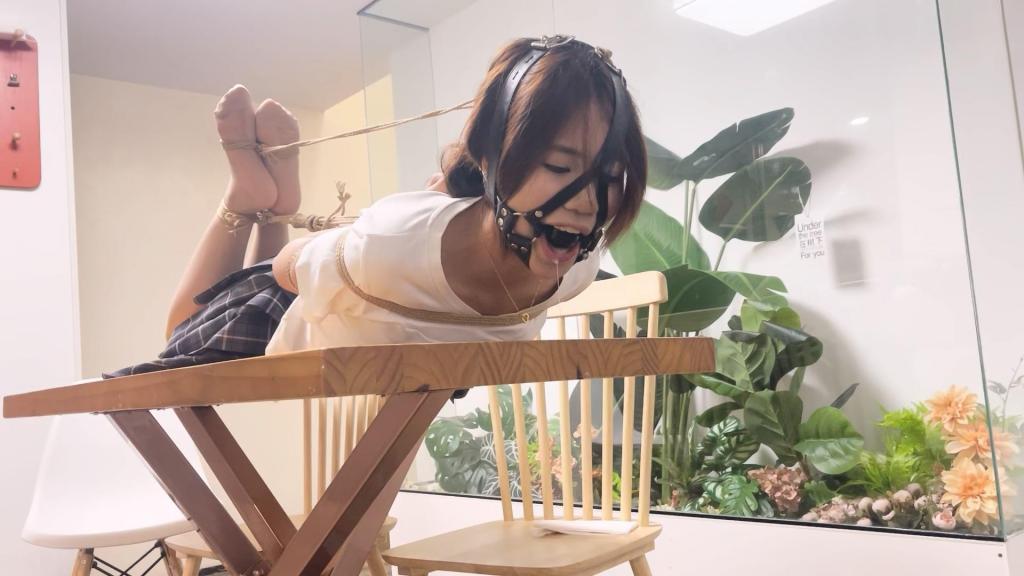 奥特曼定拍：一一JK后手观音驷马放置 马具口球强制抬头 解压密码：123456，请勿在线解压﻿<br>大小：1.47GB 时长：60分钟<br>这次一一换上了JK制服，更有学生妹气质了。对于一一这种柔韧性和耐力都非常好的妹子必须安排上最紧的后手观音驷马来考验她，紧紧的驷马放置在桌子上最大限度的限制了活动能力，再给她带上马具口球强制抬头放置，没过多久口水就流成一条线了。