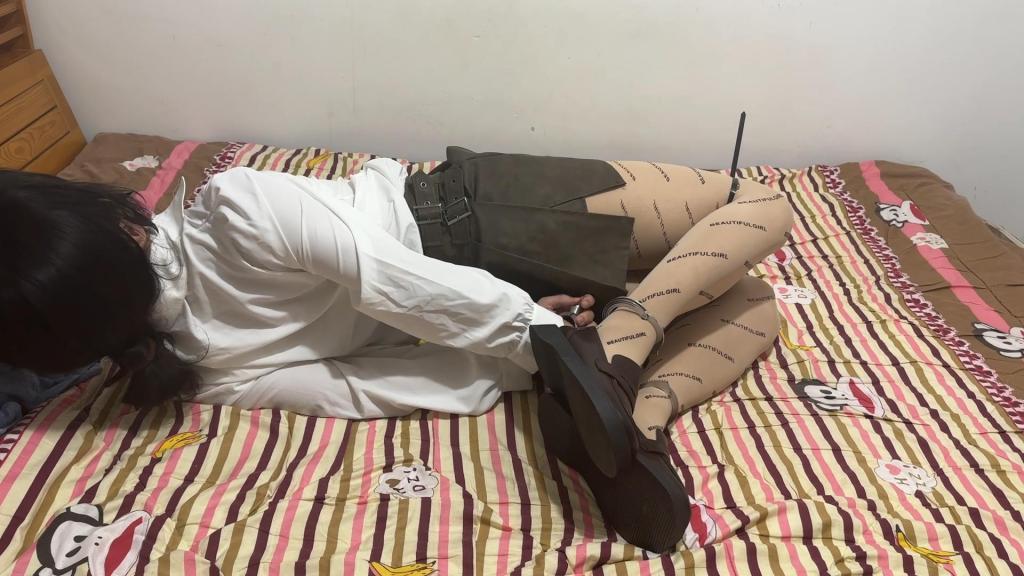 【sana】定拍 可爱的小南娘塞上刚塞 感官封闭自缚挣脱 该说不说，柚里的柔韧性还是挺强的，既然喜欢自缚，那就来刺激点的，塞上刚塞，用胶布把嘴巴眼睛全部粘结实，摸索着把自己锁上，在床上自己挣扎会儿吧~<br>视频主角：柚里（3338679978），很可爱的小男良，哈哈哈她联系方式放上面了，有感兴趣的铁铁们可以去咨询她哦~<br>解压码：sana