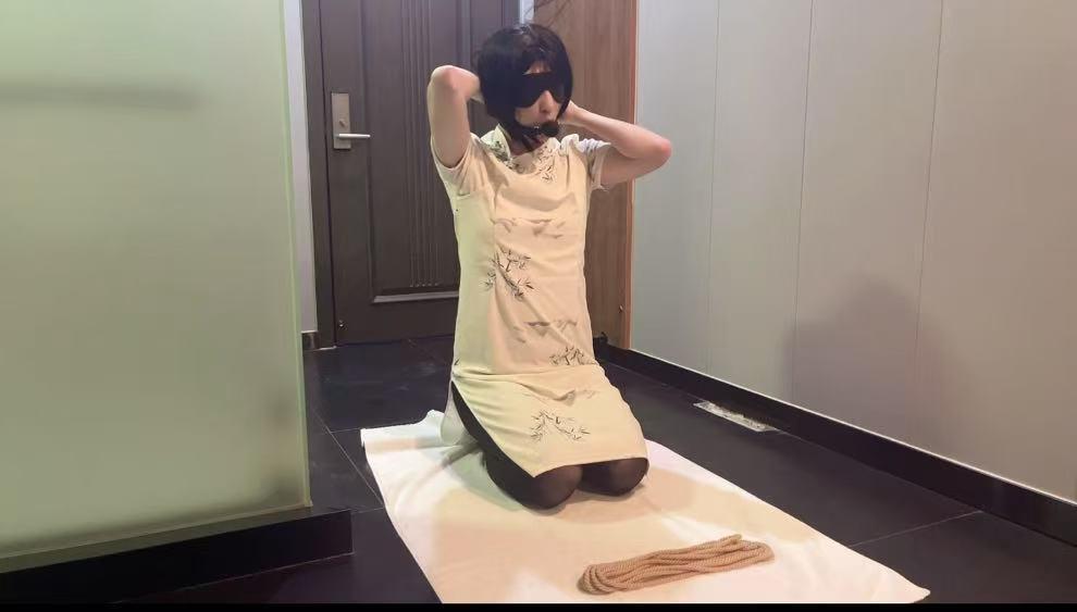 定拍作品：深喉口塞+自己玩弄 定拍作品哦<br>先是跪地用舌头玩弄假yang 然后深喉塞入<br>最后m开腿用训练器玩弄到gc<br><br>q：2131989779 女m cdm 定拍 <br>