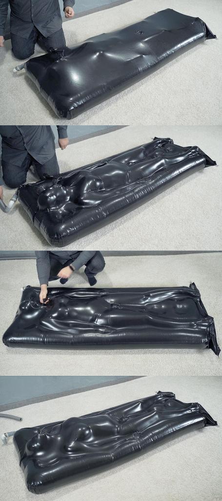 New black inflatable vacuum bed with pear gag and vibro 小姐姐被装进气垫真空床，嘴里戴着充气口球，裆部固定着一只快乐棒。<br>由主人整理好真空床并抽干空气，开启快乐棒进行强高play，并且把充气口球打满气。<br>呜呜，小姐姐的嘴巴顿时被塞满，呼吸变得困难。<br>随着窒熄感逐渐来袭，伴随着裆部一波波麻酥感的刺激，小姐姐舒服的呻吟着，蠕动着身体享受着极致的糕潮。