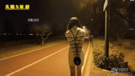 最真实的户外《伪娘户外捆绑之夜》绑着超紧的直臂就这样在外面走着走着就被发现了！   当场社死的名场面又来了........ 伪娘户外的捆绑也是算比较困难的了，穿着女装本来就比较出众，在绑着走在大街上何其不是众人关注的焦点，就算是找个没人的地方也会有时候突然冒出一个人或者一群人，偶尔还车来车往。相信只要有路的地方总会有人，这是不可避免的吧！出来当然少不了高跟鞋，穿着高跟鞋带着脚镣，上身在绑着超紧的直臂在户外的大街上 公园走着，走着也算是很幸福的吧！ <br>当然冬天少不了户外捆绑，虽然是有点冷，但阻挡不了对热爱的执着，夜晚的景色是非常好，被绑着就这样走着估计奴也在紧张的氛围和状态下也无暇顾及晚上的夜景了，只有我在录像的同时下欣赏着夜景，在看着被绑着的奴也让这个夜晚增加了不少色彩。在晚霞的映照下被绑着的奴带上镣铐穿着高跟鞋就这么走着也对于外人来说不是很理解，但是对于同好来说是一件非常幸福的事情了，人各有所好，少数服从多数的年代渐久远去，现在的人自己有着自己的观点和看法，也不是其他人能影响的。对与错不是绝对的真理，听从自己内心的想法即可。<br>回到正题哈，就这样溜着奴走了50多分钟，最后还是被俩保安发现了，当场社死的名场面又来了，也拍了好久了在他俩干扰下也就结束一段落！！！！<br>♠ 用心来拍摄模特最真实的感受<br>♠ 当然欢迎大家投稿定拍各种作品以及剧情片，竭力创作。<br>♠ 一心追求绳艺 探索各种姿势的奥妙 追求极致的捆绑艺术<br>♠ 专注紧缚捆绑而不失紧缚带来的体验感<br>♠ 工作室提供免费化妆服装体验（圆同好朋友一个女装梦）<br>♠ 以上模特的化妆均有本主亲自塑造<br>♠ 支持原创是我们创作的最大动力！优质拍好每一部原创<br>♠ 网盘解压密码：<span style='color:#b0b0b0;'>[隐藏文字，购买后可见]</span>高清夜景画质<br>♠ 定拍视频、约拍视频、预约体验（伪娘、男生、女都可以体验）、原味衣物道具出售!!!详情加下方联系方式咨询<br>♠ 联系方式：Q<span style='color:#b0b0b0;'>[隐藏文字，购买后可见]</span> 备用Q<span style='color:#b0b0b0;'>[隐藏文字，购买后可见]</span> V <span style='color:#b0b0b0;'>[隐藏文字，购买后可见]</span><br>♠ 诚招山西附近的女M、伪娘 有兴趣的可以加上方联系方式咨询!免费化妆 不要发邮件！！！！发邮件咨询一律不回！！ 招想合作的同好备注来意